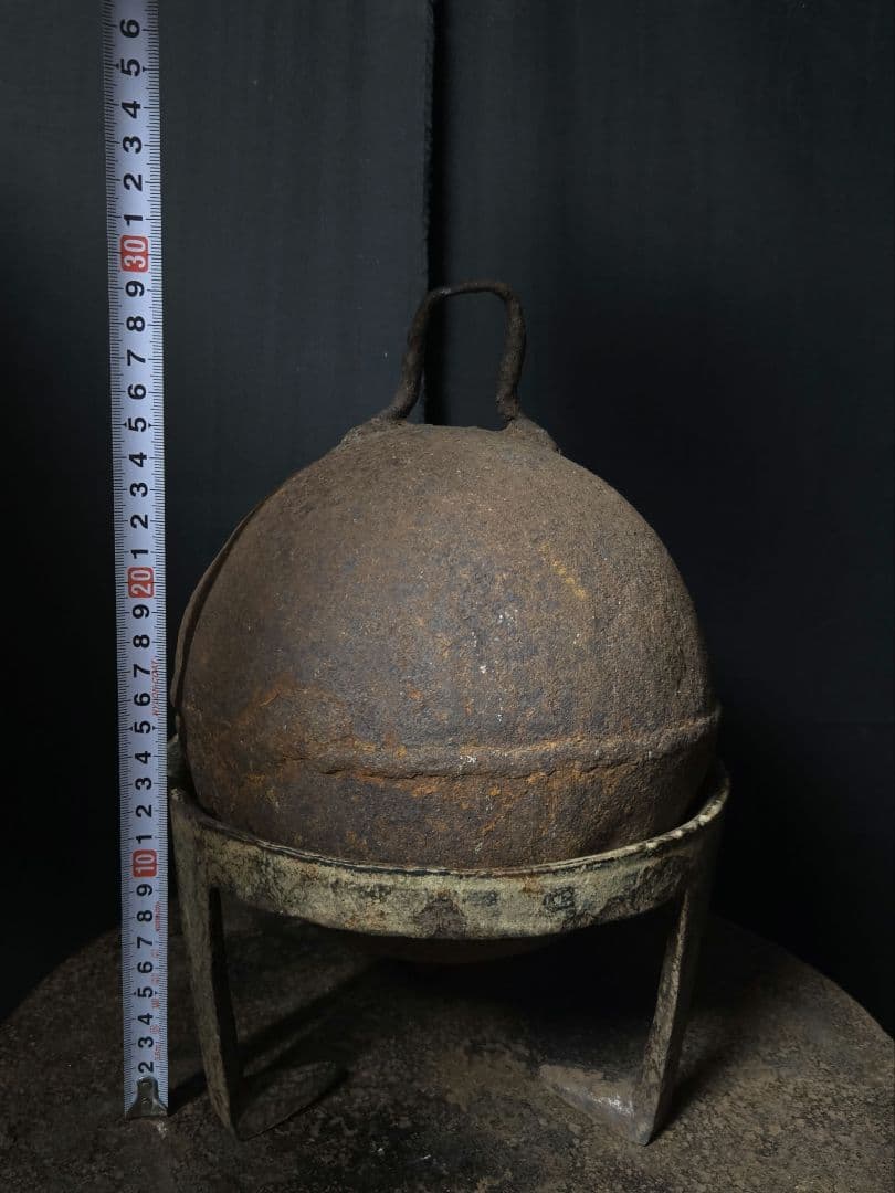 奇跡的なぴったりの台座付き、鉄味最上級の取っ手付き鉄球　骨董市古道具