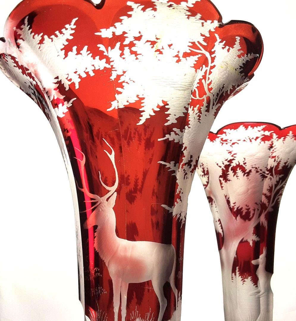 Y957 ボヘミアガラス グラヴィール 赤被せガラス 鹿と風景文花瓶 一対　こ