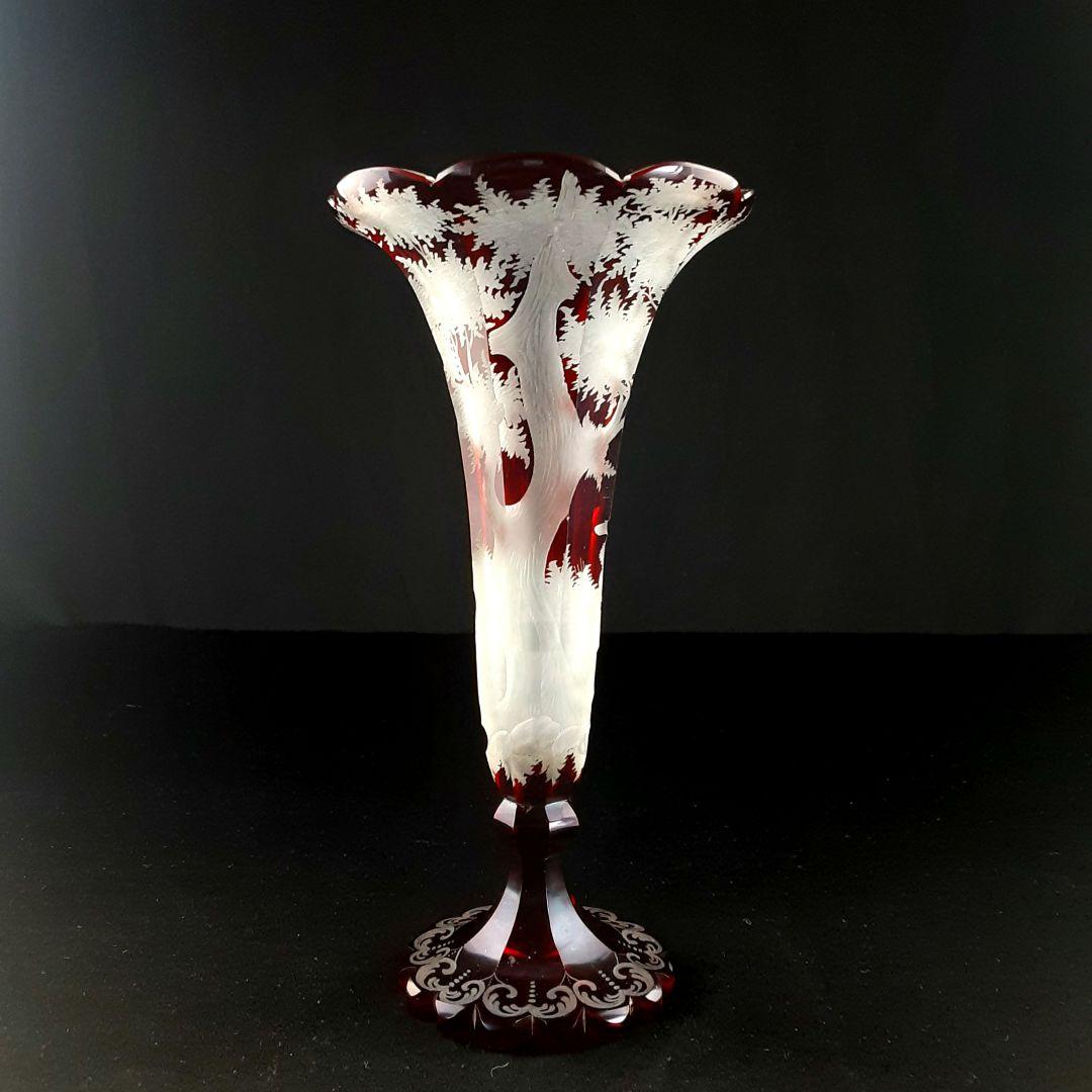 Y957 ボヘミアガラス グラヴィール 赤被せガラス 鹿と風景文花瓶 一対　こ