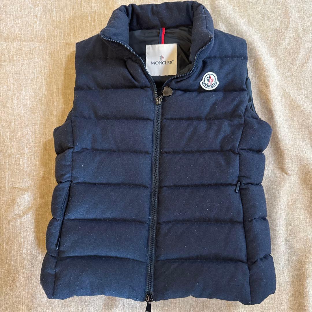 MONCLER 黒ダウンベスト