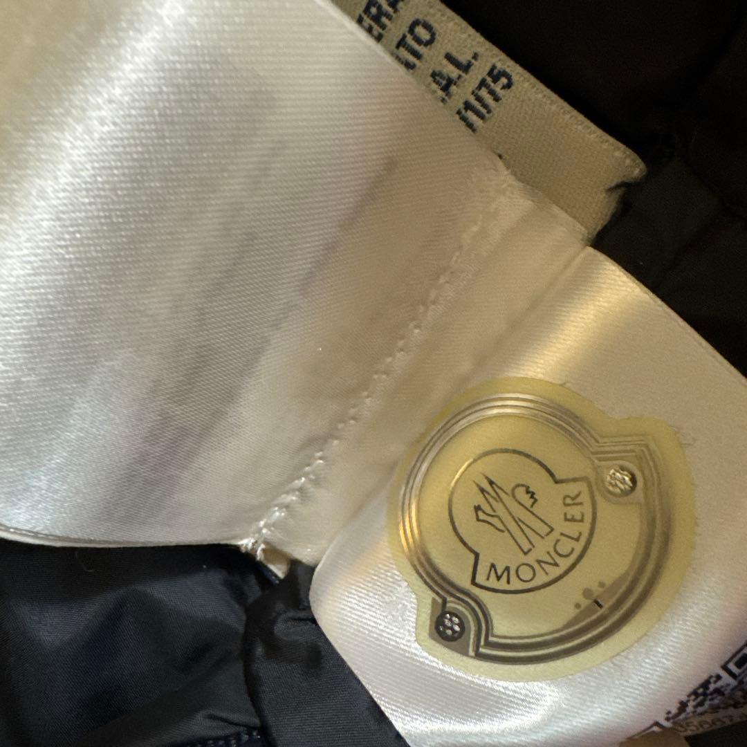 MONCLER 黒ダウンベスト