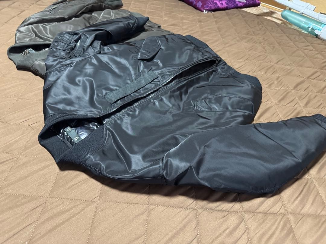 ハイブリッドダウンオーバーサイズMA－1 GLAYとBLACK２つMサイズ