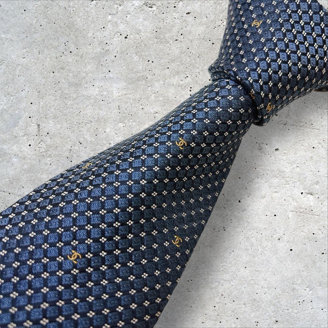 CHANEL ゴールドのココマーク ジャガード織 シルク ネクタイ ネイビー