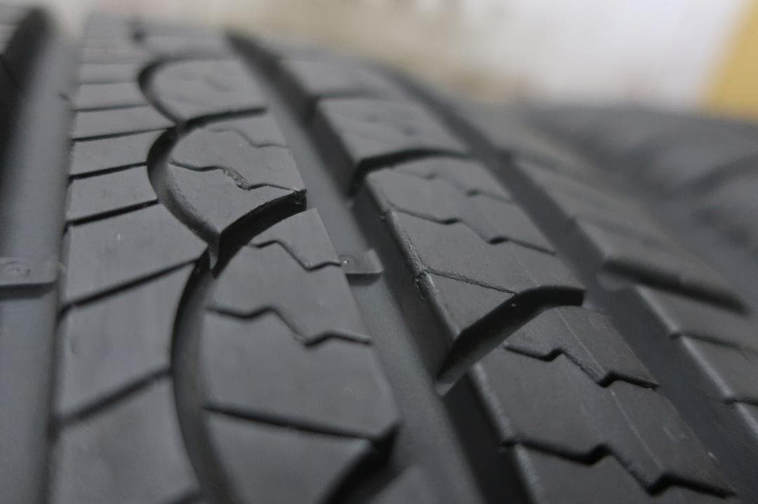 りくにー様　ピレリ　チントゥラート　P9　AS　225/50R18　バリ溝　4本