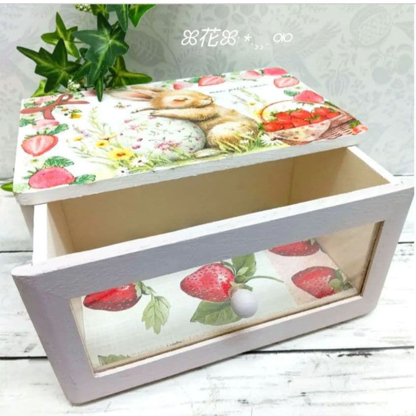 デコパージュꔛ‬ꕤ 木製引出し収納BOX♡小物入れ♡インテリア雑貨♡苺うさぎ