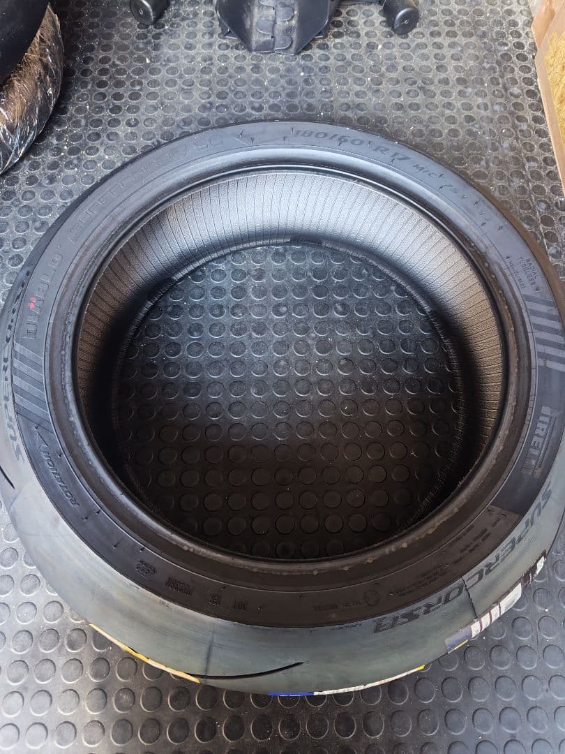 ピレリ　スーパーコルサ V4 SC1 180/60 R17 オマケ付