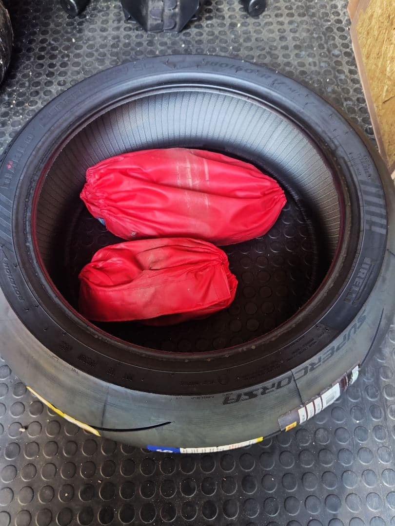 ピレリ　スーパーコルサ V4 SC1 180/60 R17 オマケ付
