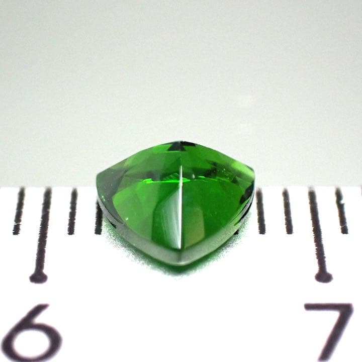 【ロシア/シベリア産】クロムダイオプサイト