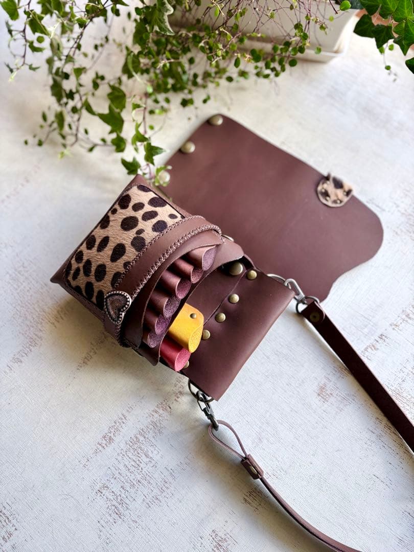 牛革コーヒーブラウン、ハラコダルメシアンの蓋付き大容量シザーケース