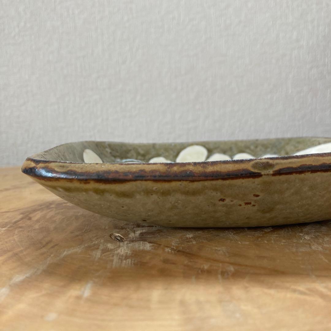 岩井窯 山本教行 灰釉掻落牡丹柄 角皿