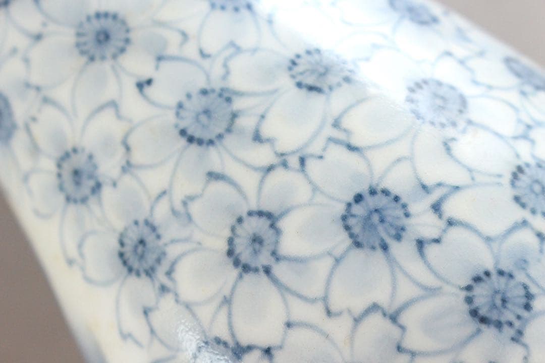 5431 十五代　嘉泉 作　平戸三川内焼　染付桜散し瓢箪型一輪差　共箱　送料無料