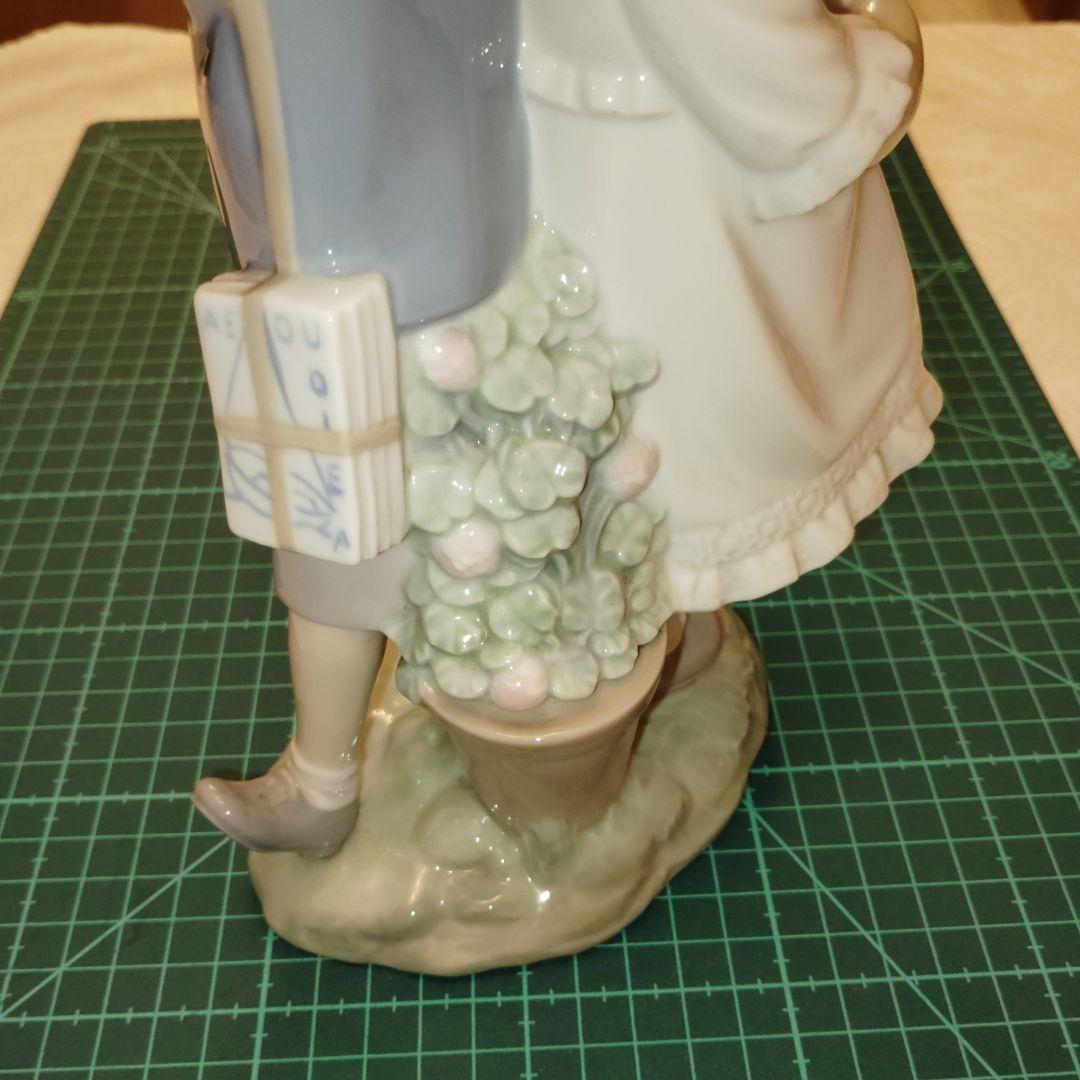 リヤドロ　LLADRO　女の子と男の子が手つないでる置物