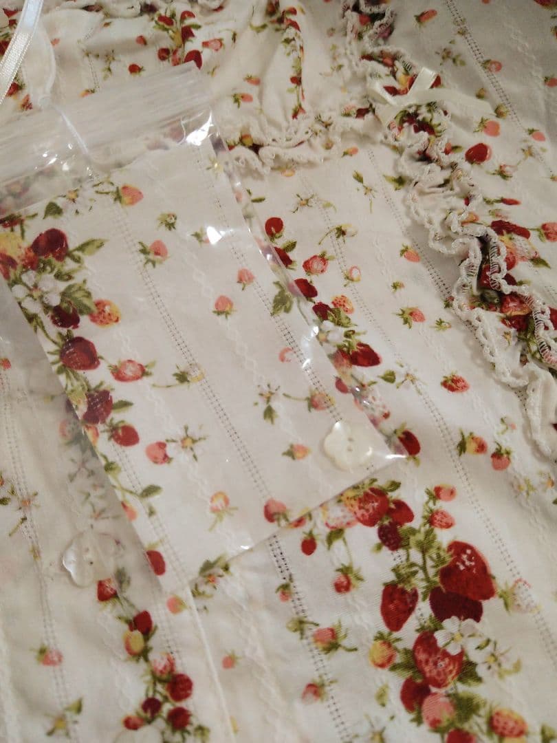 ピンクハウス　いちご柄　パフスリーブ　ブラウス