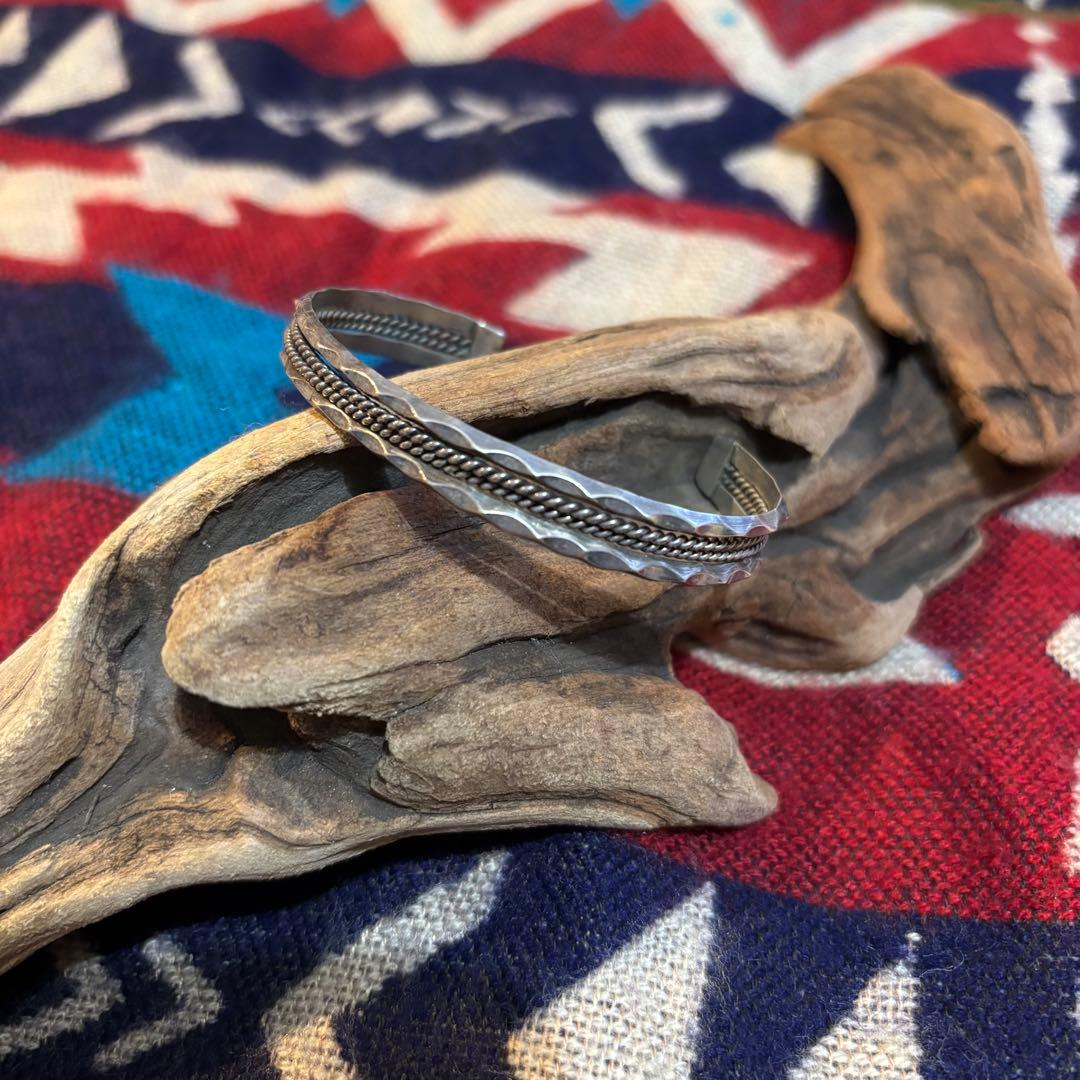 ビンテージ ナバホ族ハンドメイド　ツイスト ネイティブ シルバーバングル