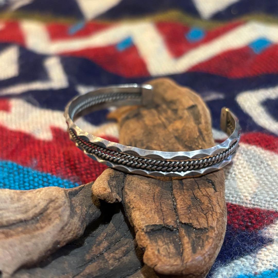 ビンテージ ナバホ族ハンドメイド　ツイスト ネイティブ シルバーバングル