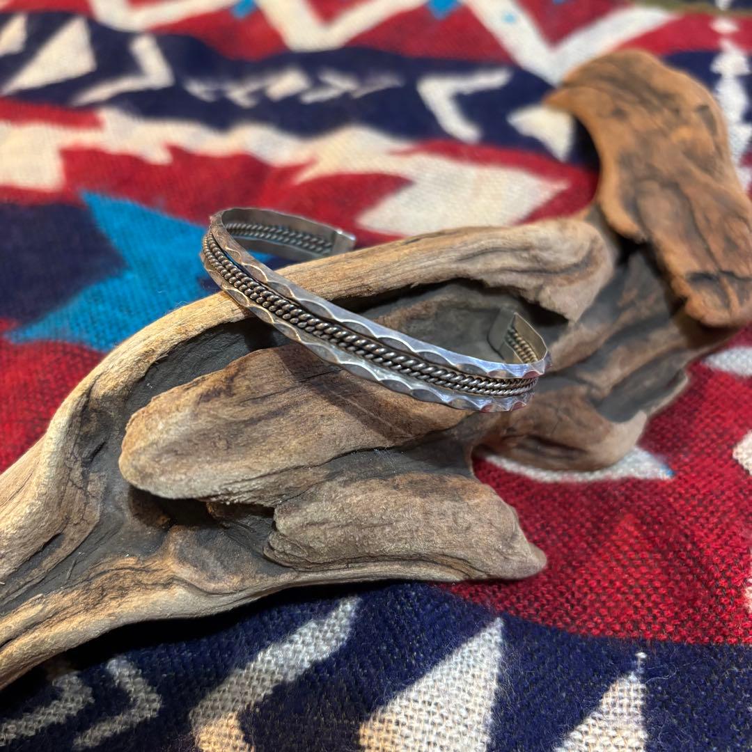 ビンテージ ナバホ族ハンドメイド　ツイスト ネイティブ シルバーバングル
