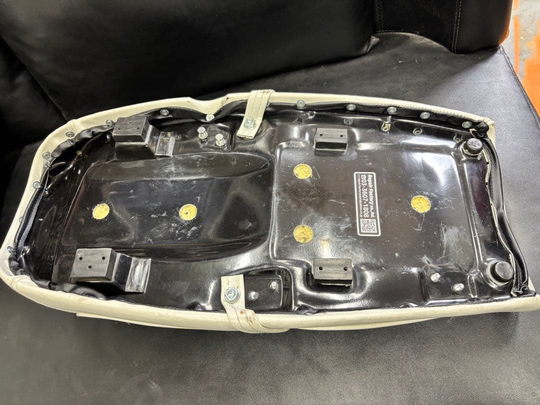 SUZUKI ホワイトレザーシート GT380 550