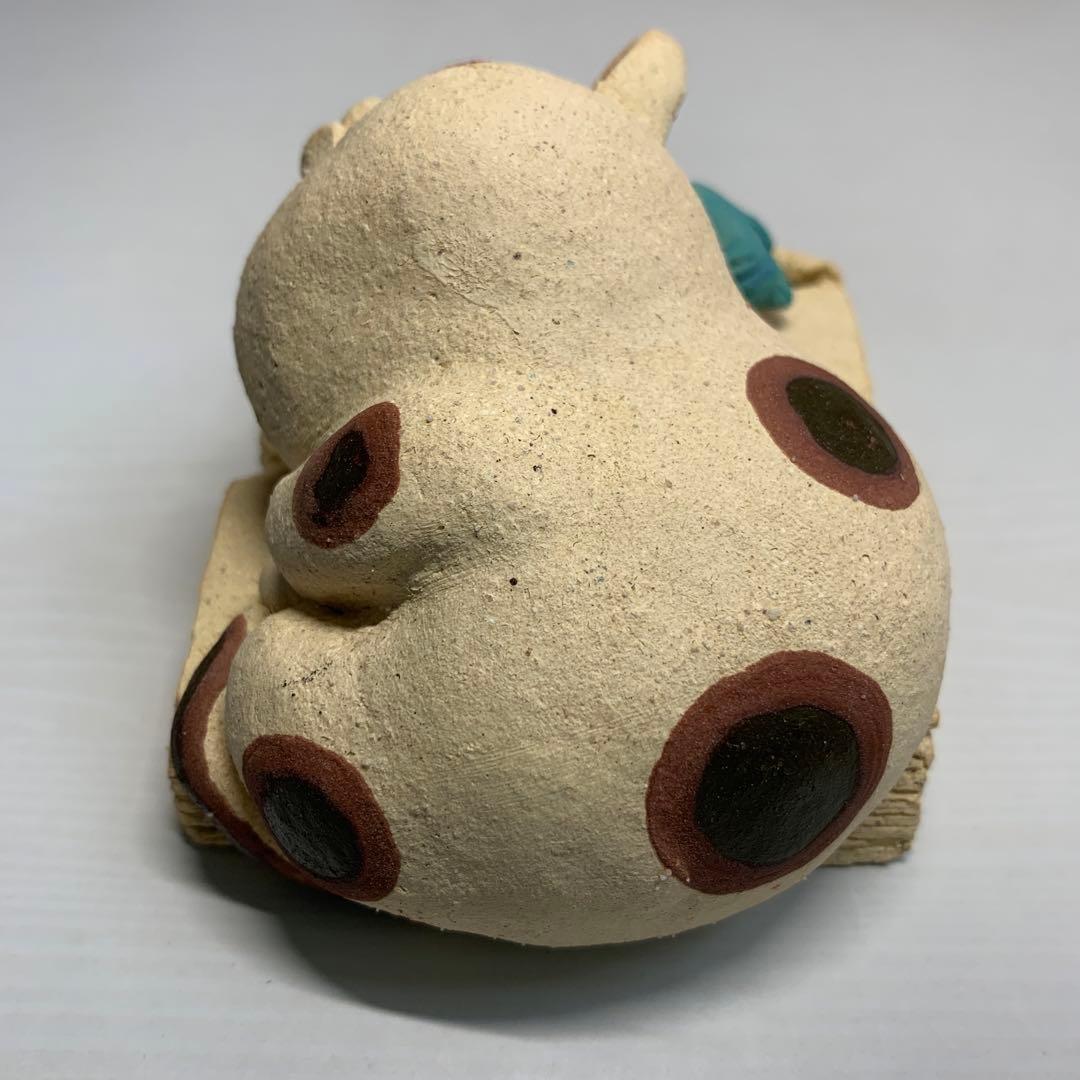 小林牧牛氏作品　猫と小鳥　本の上でお昼寝