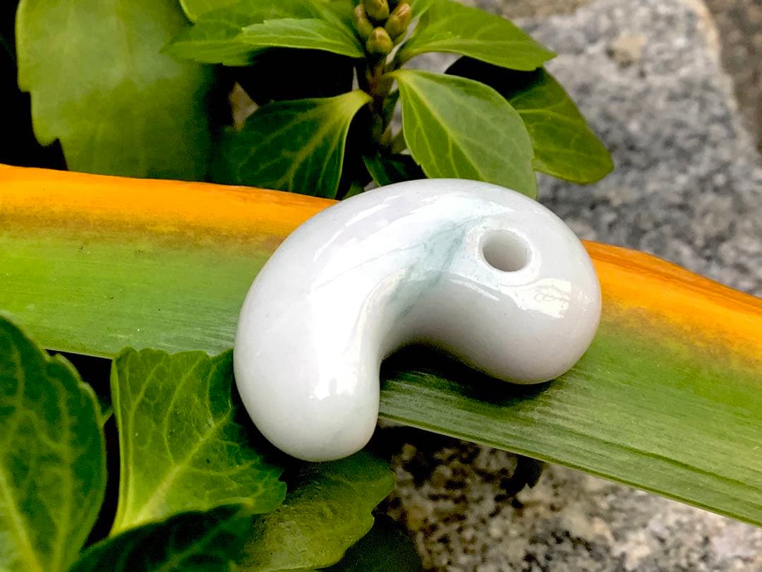 ✳30万円以上します‼️極上色彩　糸魚川翡翠ジェダイト勾玉　外部鑑定機関の鑑別書付