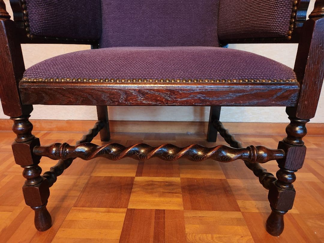 英国アンティークアームチェアー　彫刻　ツイストレッグ　椅子　オーク材