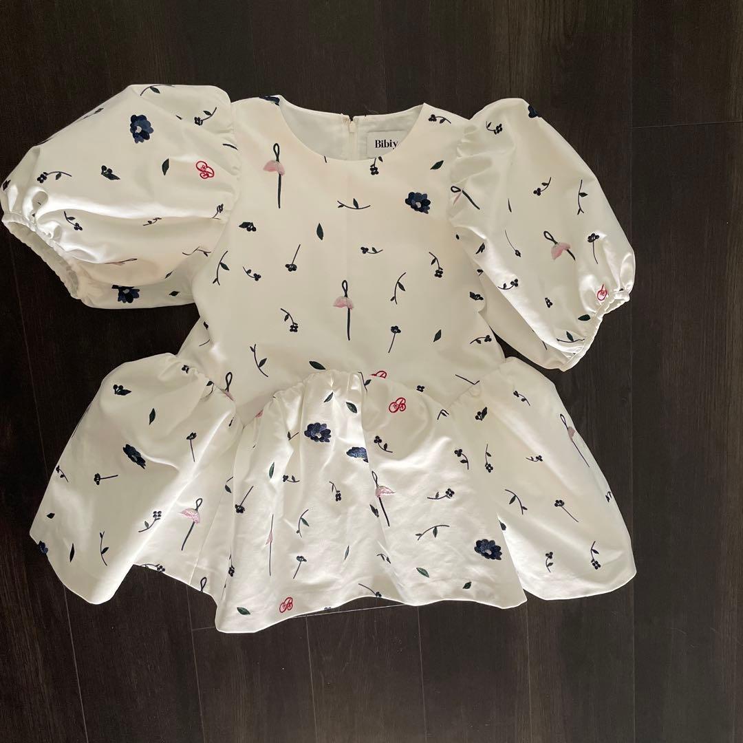 Bibiy. 花柄パフスリーブトップス