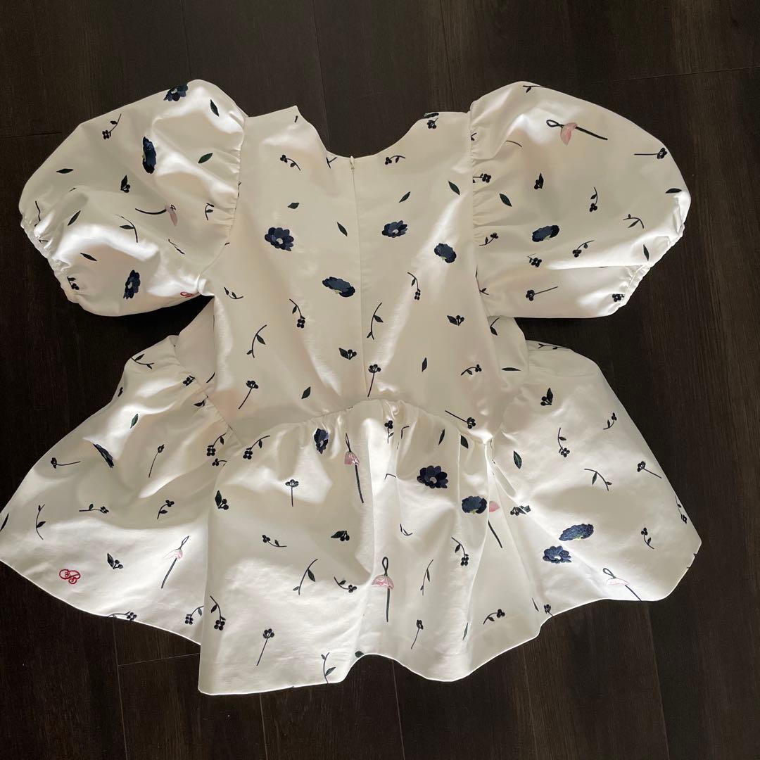 Bibiy. 花柄パフスリーブトップス