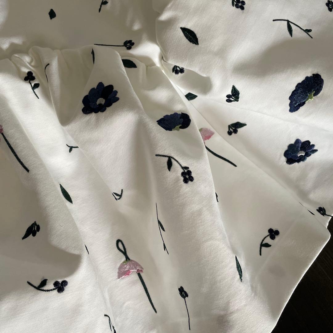 Bibiy. 花柄パフスリーブトップス