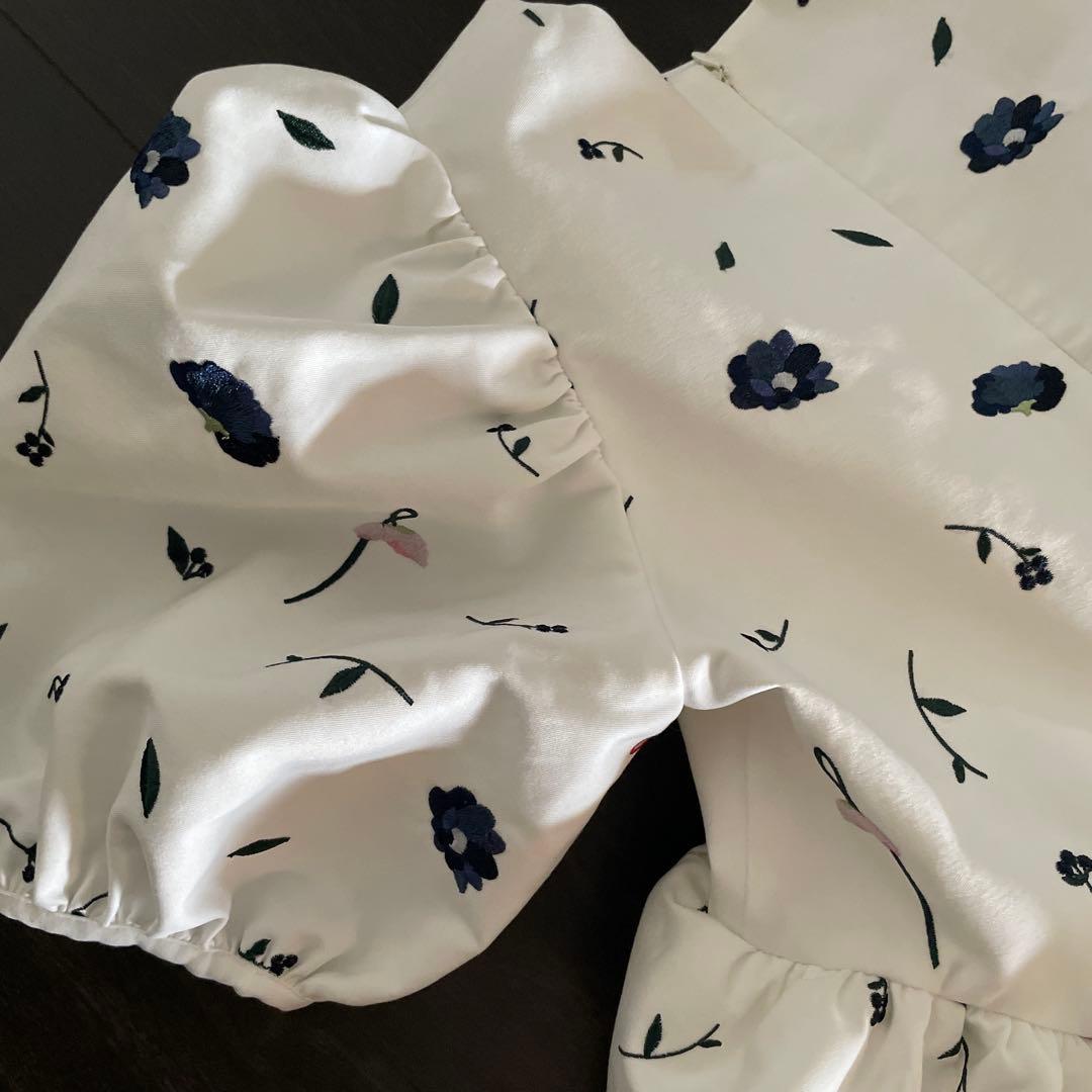 Bibiy. 花柄パフスリーブトップス