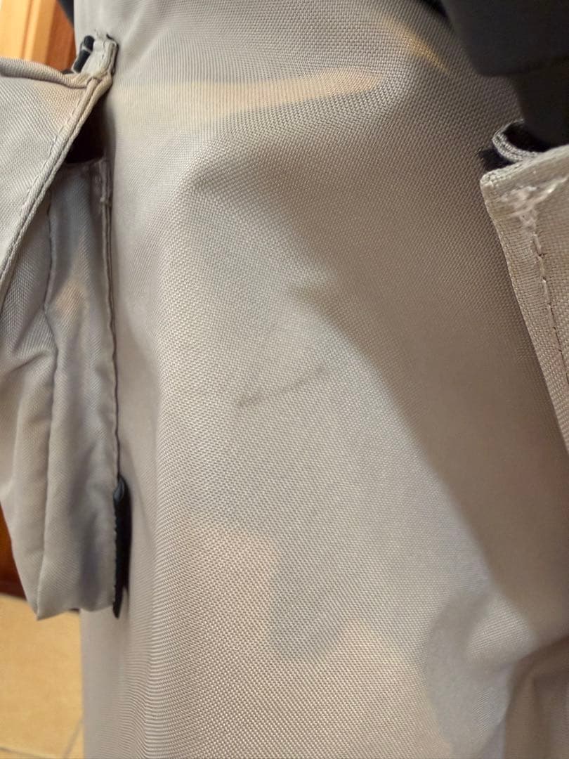 折りたたみ式グレーのベビーカー