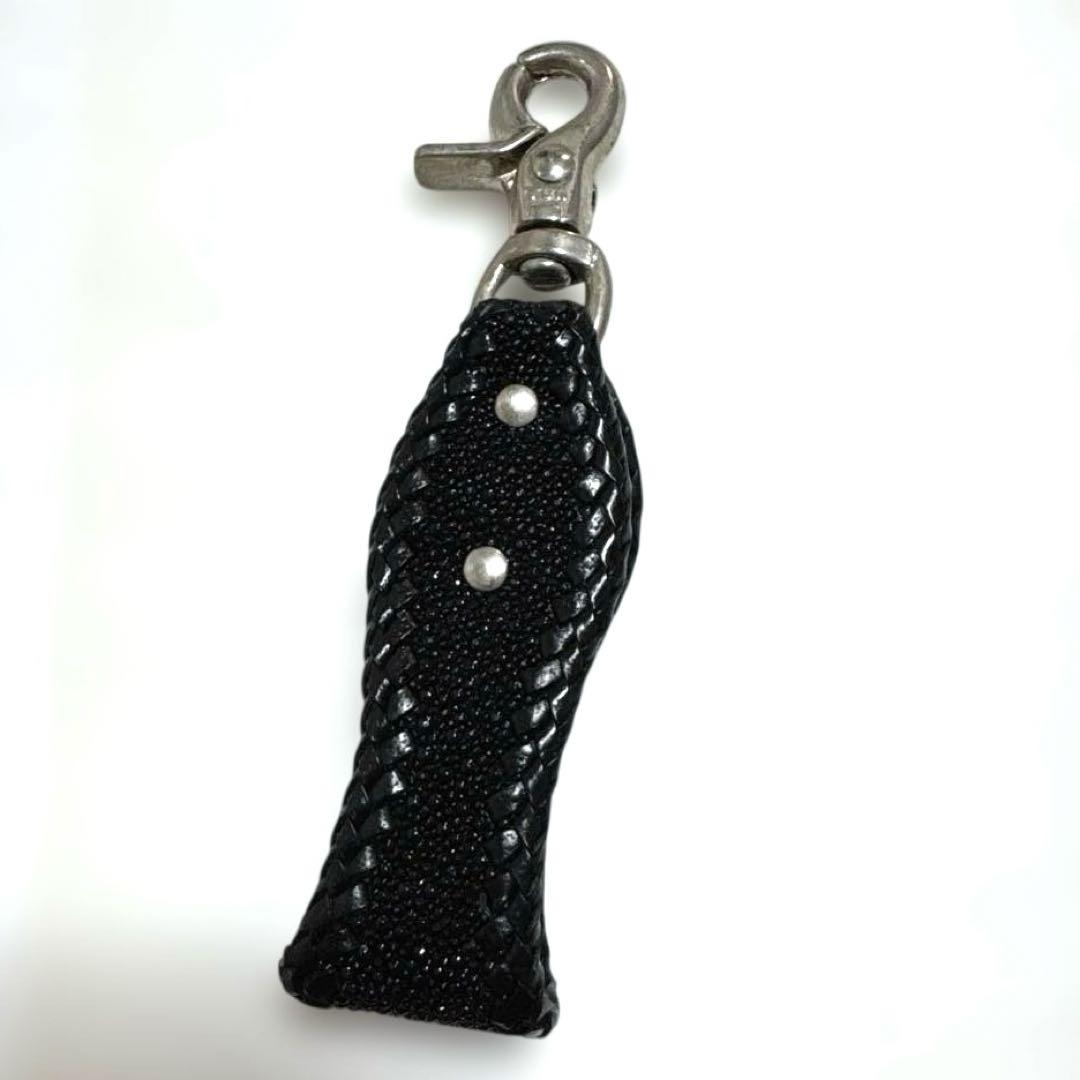 黒の編み込みデザインキーホルダー　エイ皮　USA