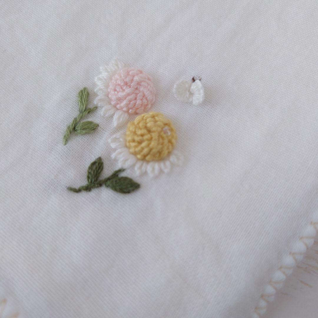 手刺繍入ちっちゃな ガーゼハンカチ【ぷっくりお花】
