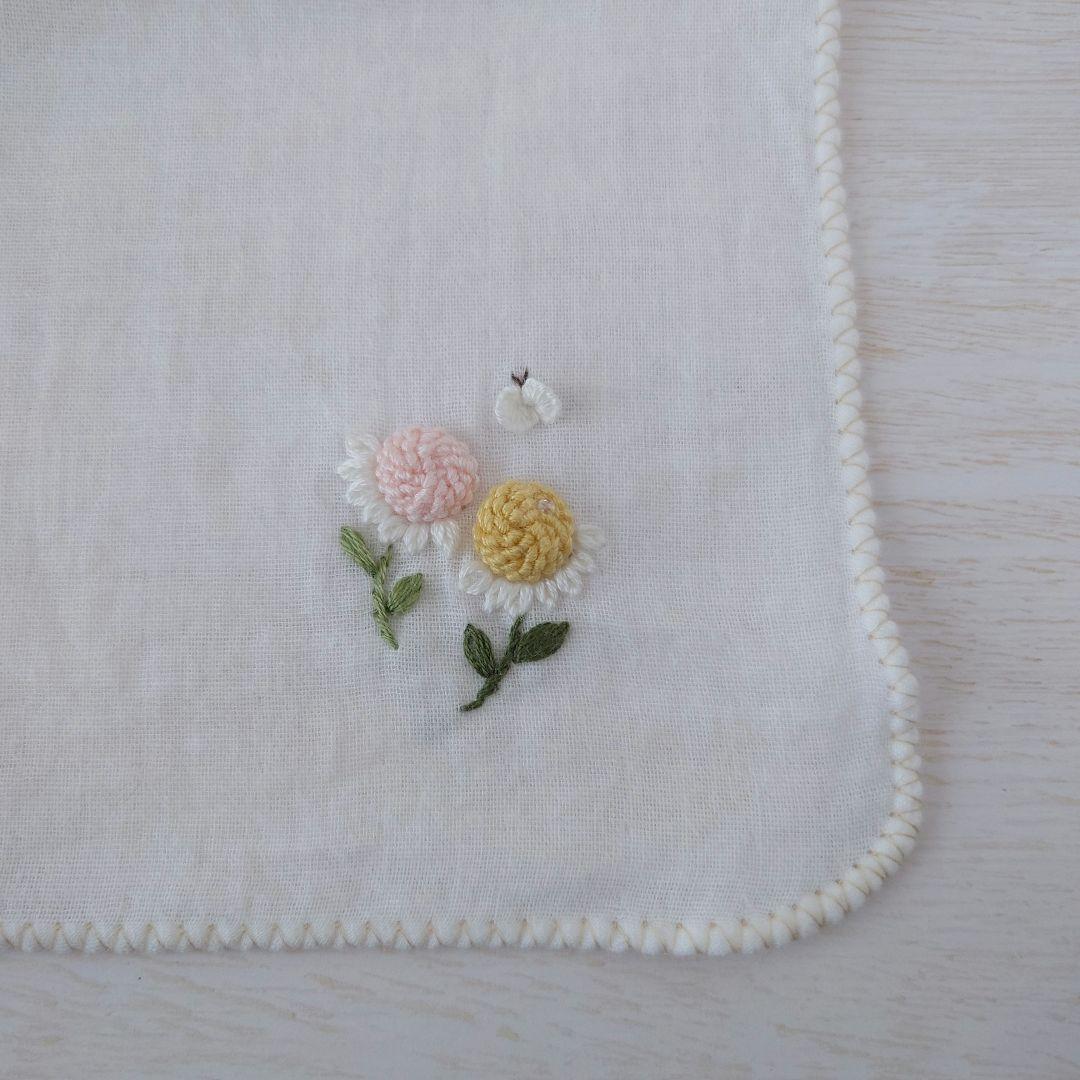 手刺繍入ちっちゃな ガーゼハンカチ【ぷっくりお花】