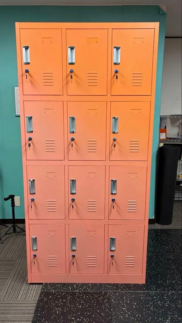 鍵付きオレンジロッカー