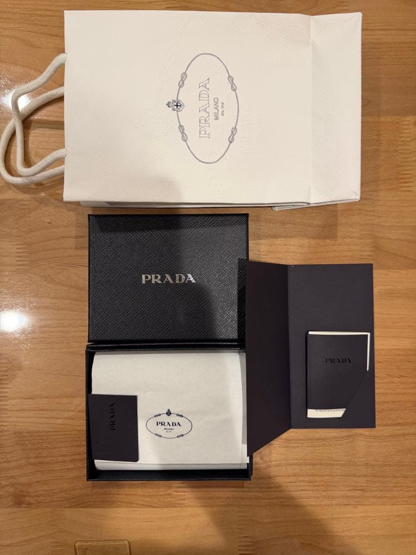 【PRADA サフィアーノトライアングルカードケース　ウォレット2MC084】