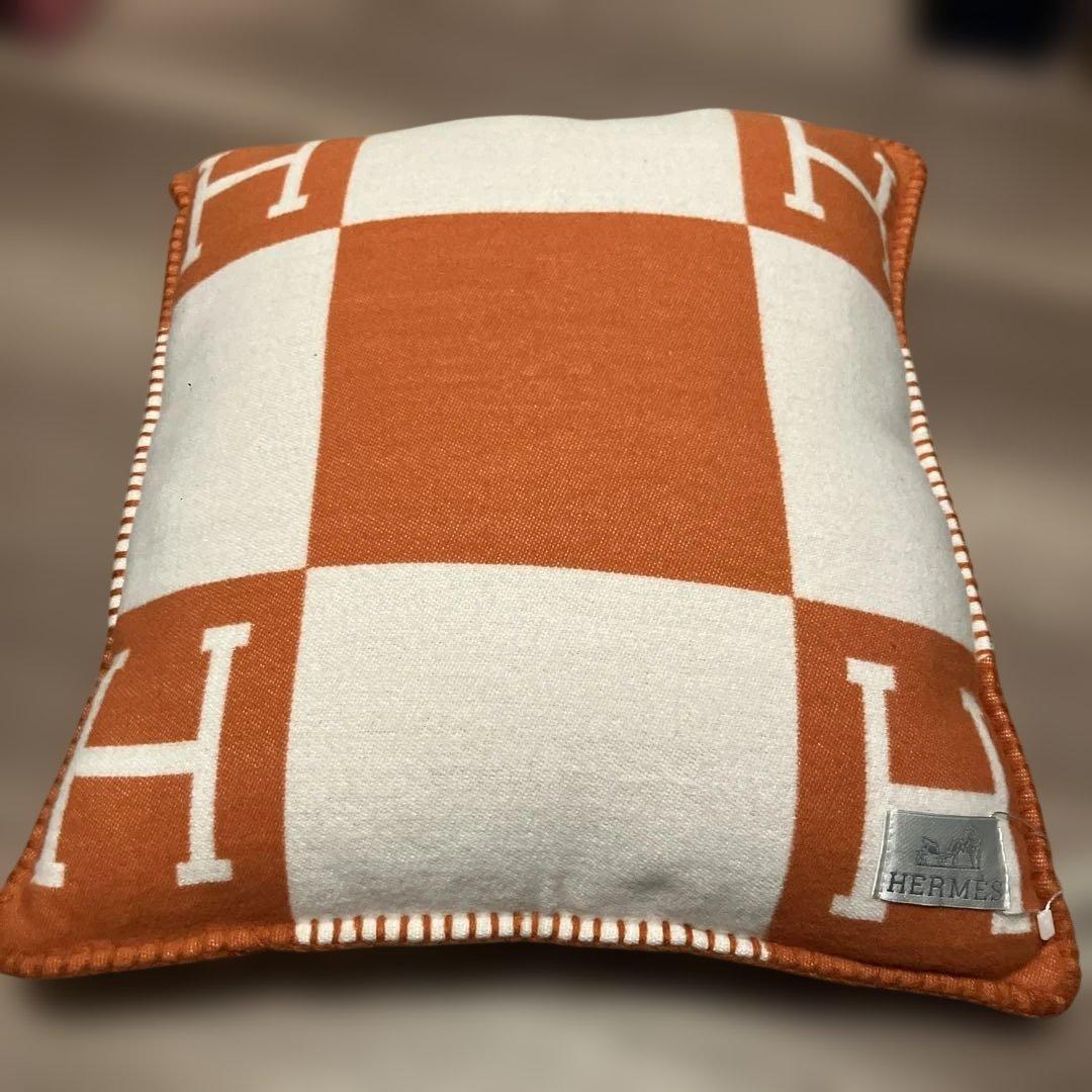 HERMES Hロゴ クッション オレンジ