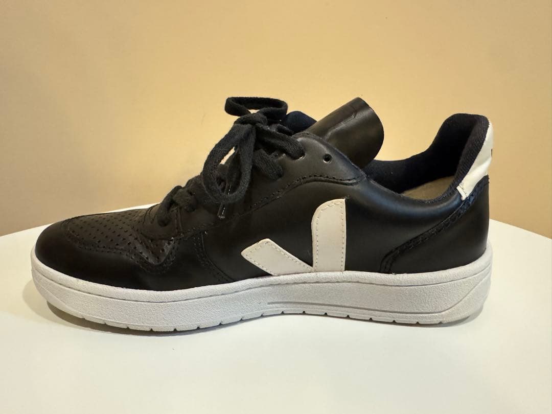 VEJA ブラックレザー スニーカー