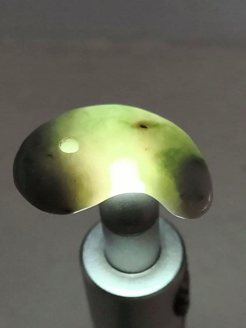 アウトレット【勾玉】糸魚川翡翠　(白・緑)　約31mm 大 証明書付き