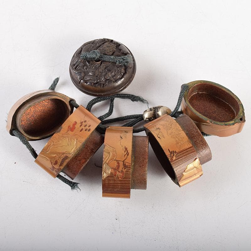 城時代提げ物　金蒔絵山水図　印籠　牛角製饅頭根付・瓢箪根付　U　R5051