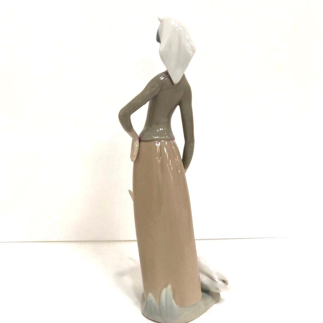 リヤドロ　フィギュリン　女性と2羽のアヒル　置物　西洋陶磁　アンティーク