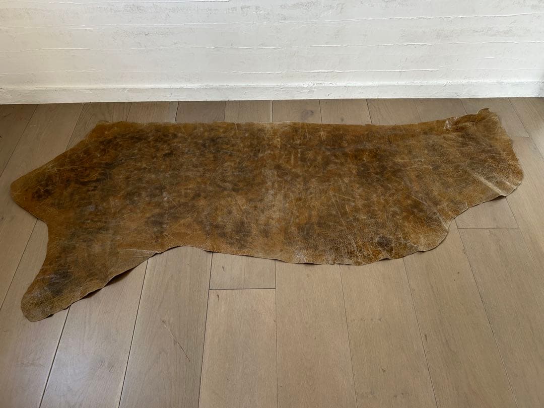 革製　ラグ　艶あり ディスプレイやベンチ上にも