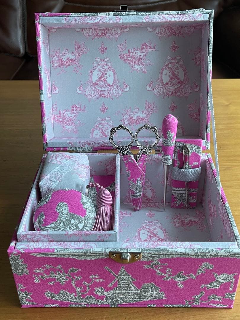 カルトナージュ裁縫箱(中)ピンクの素敵な生地　珍しい‼️