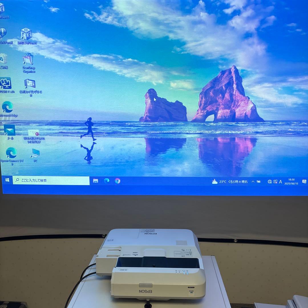 エプソン 超短焦点プロジェクター　EB-696UT 付属品豪華