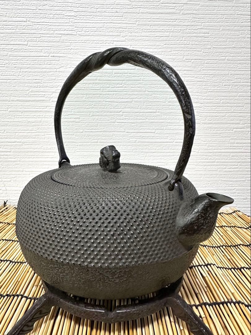 未使用品、供箱、栞、タグ付　南部岩鋳造　１８型姥口アラレ　南部鉄瓶　南部鉄器