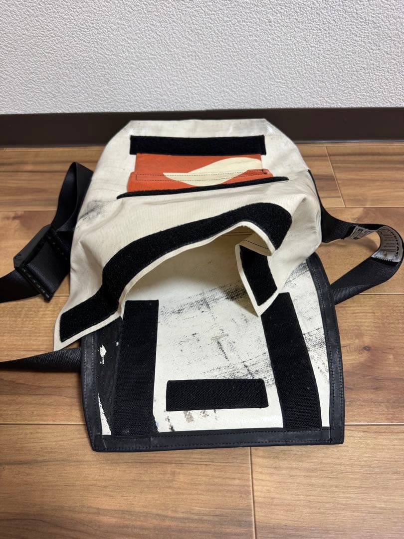 FREITAG LASSIEメッセンジャーバッグオレンジ ホワイト
