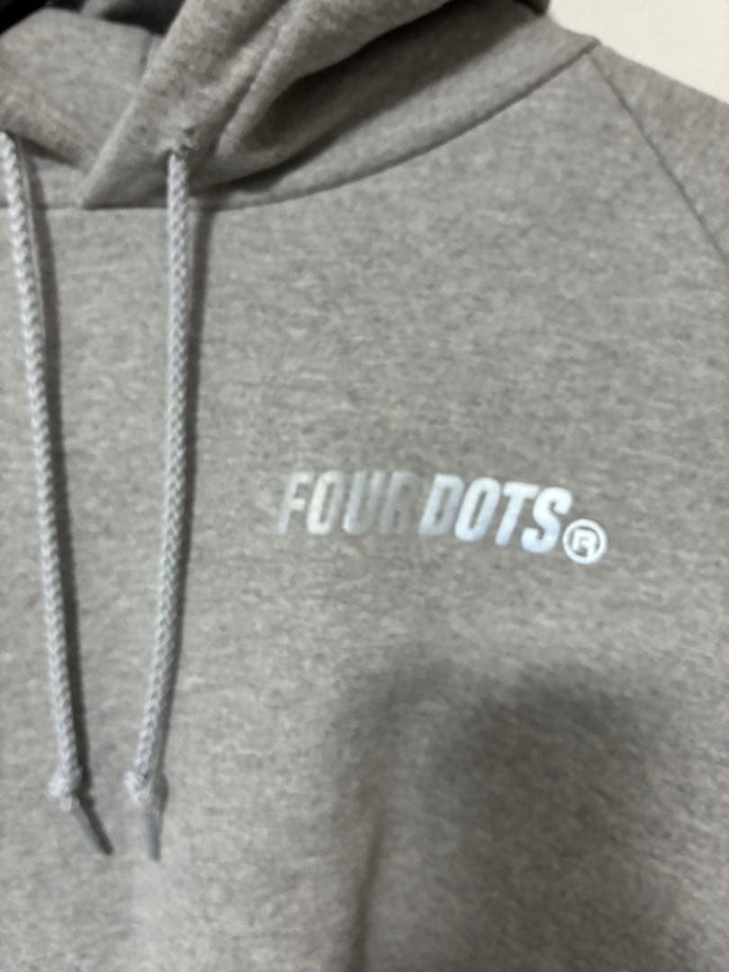FOUR DOTS グレー パーカー 4Dロゴ　キャンバー　BADHOP