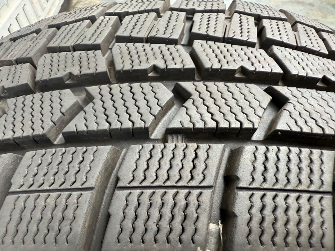 ダンロップスタッドレス205／60R16 92Q超深溝