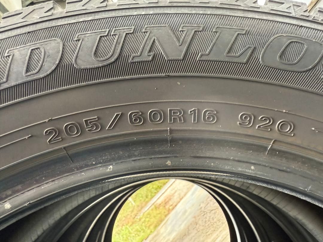 ダンロップスタッドレス205／60R16 92Q超深溝