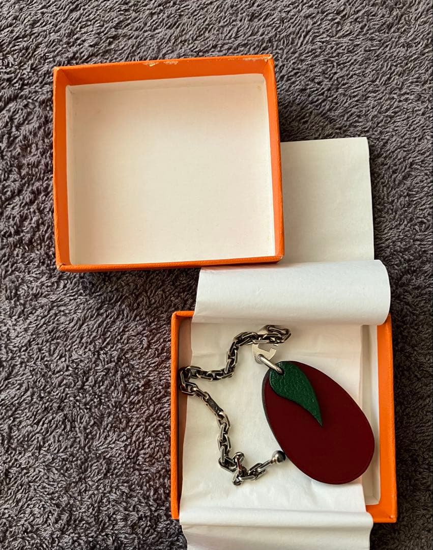 美品 HERMES エルメス チャーム キーホルダー フルーツ プラム