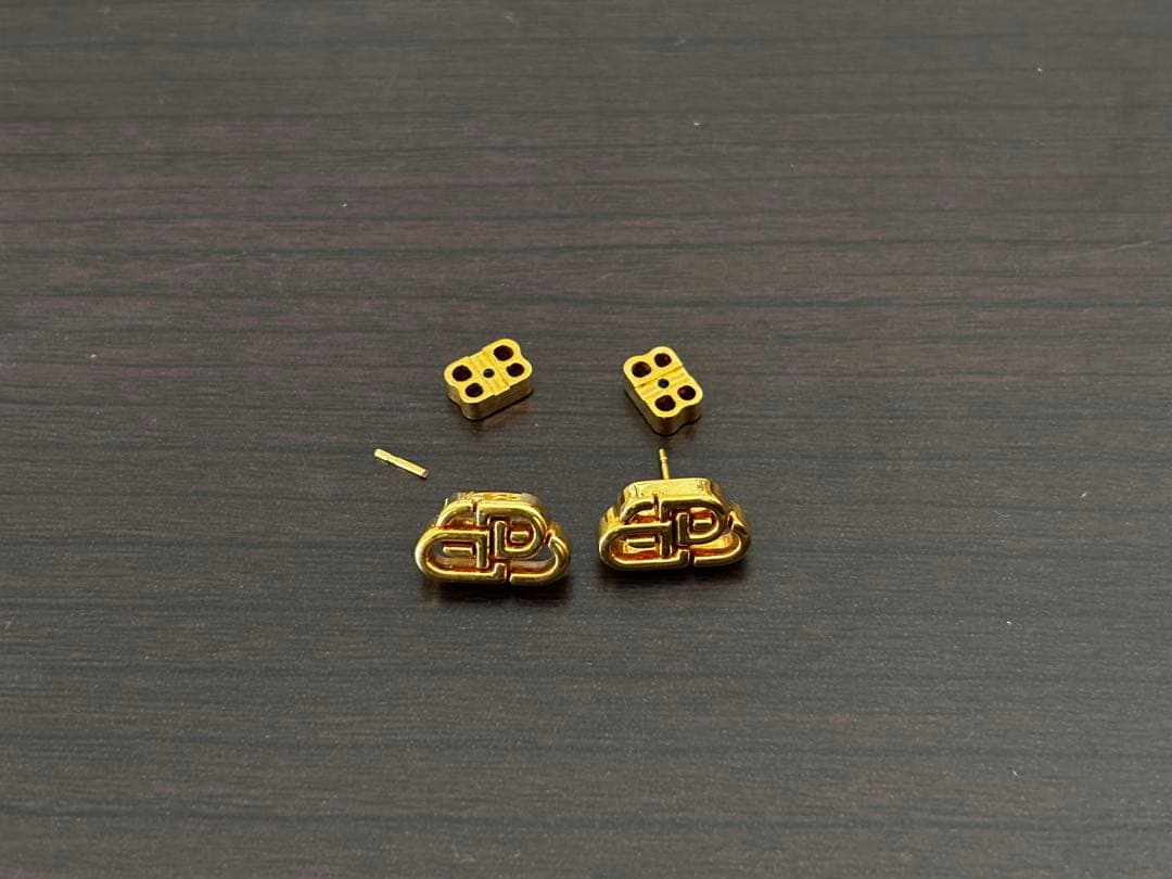 t*.様 BALENCIAGA ゴールドロゴピアス【ジャンク品】