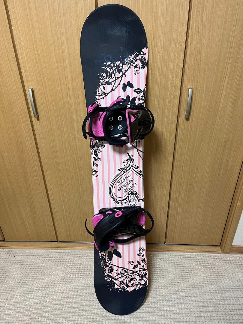 女性用スノーボード　141 cm ピンクと黒のデザイン